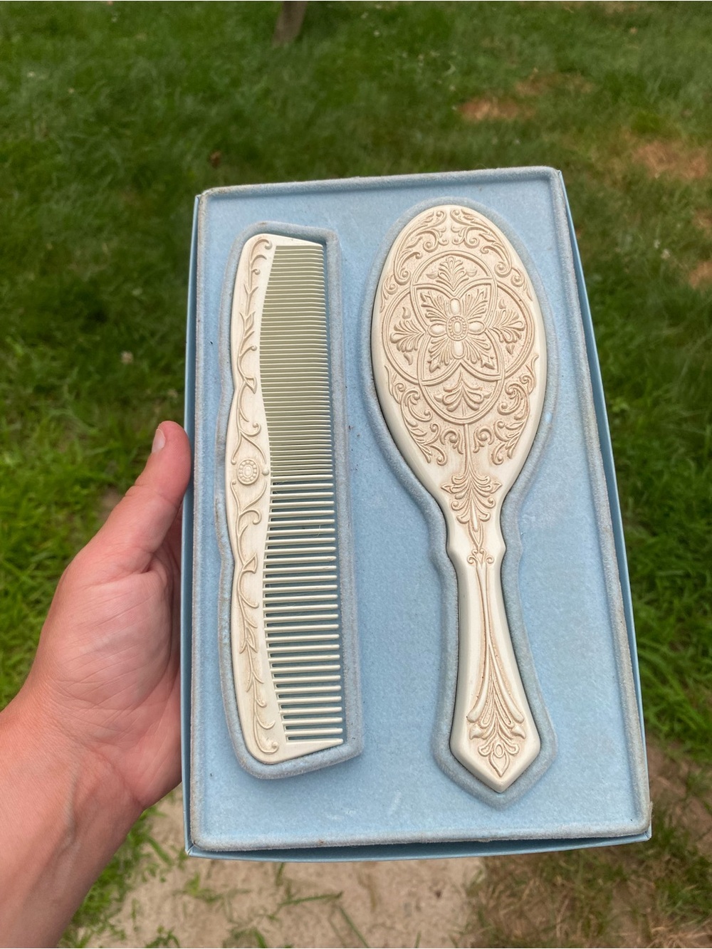 Avon Vintage Cream Past and Present Vanity Brush & Comb Set